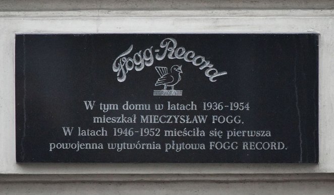 Tablica upamiętniająca miejsce zamieszkania artysty oraz wydawnictwo muzyczne Fogg Record przy ul. K