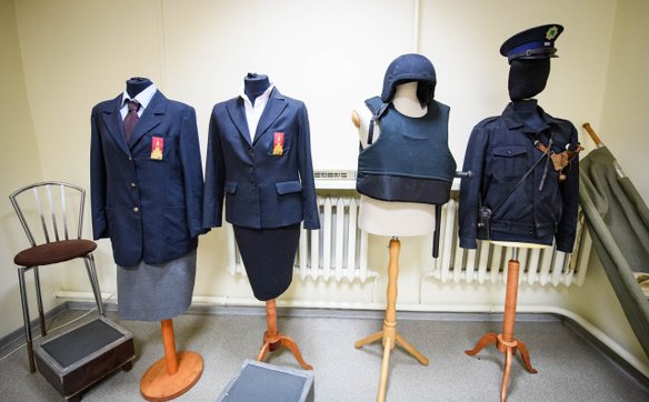 Wśród eksponatów zobaczymy m.in. uniformy windziarek