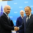 Premier Donald Tusk (P), koordynator projektu SprawdzaMy Jacek Socha (L) i pełnomocnik przedsiębiorc