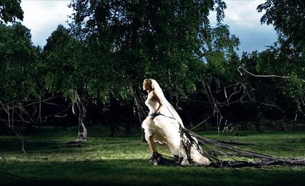 Główną bohaterką jest Justine grana przez Kirsten Dunst (nagroda dla najlepszej aktorki w Cannes)