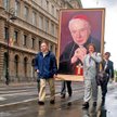 Wierni niosą portret kard. Wyszyńskiego na Krakowskim Przedmieściu w Warszawie podczas pielgrzymki p