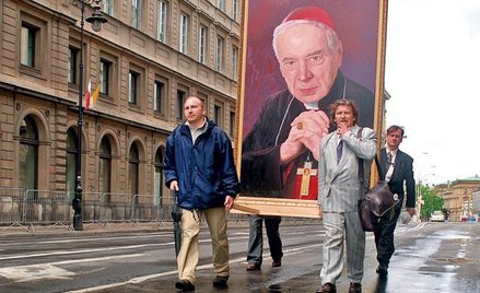 Wierni niosą portret kard. Wyszyńskiego na Krakowskim Przedmieściu w Warszawie podczas pielgrzymki p