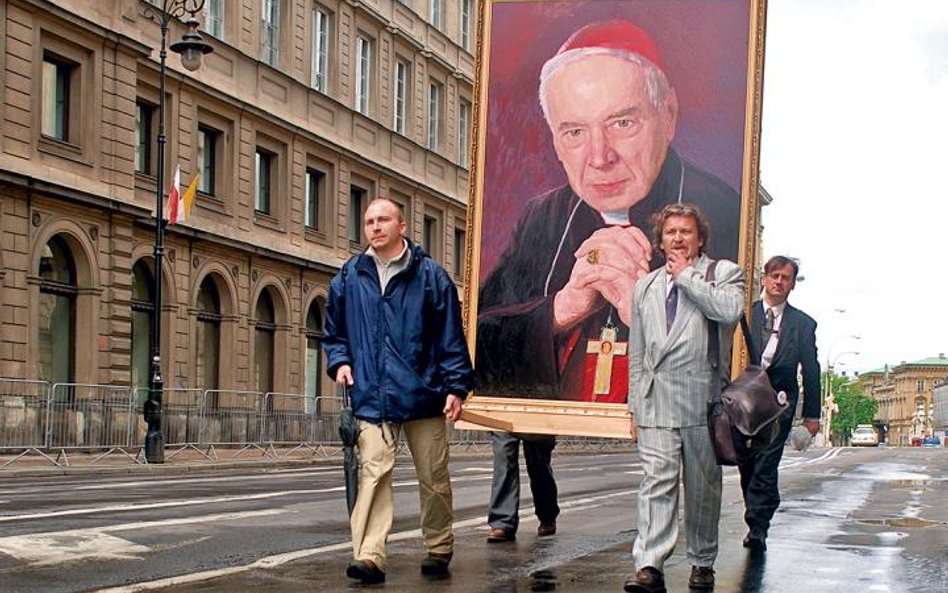 Wierni niosą portret kard. Wyszyńskiego na Krakowskim Przedmieściu w Warszawie podczas pielgrzymki p