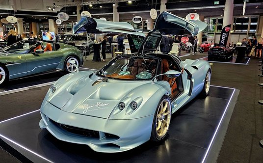Pagani Huayra Codalunga - ma wydłużony tył, jest o 70 kg lżejsza od klasycznej Huayry. Powstało pięć