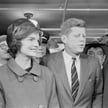 Senator John F. Kennedy z żoną Jacqueline Kennedy głosują w bibliotece publicznej w Bostonie, 1960 r