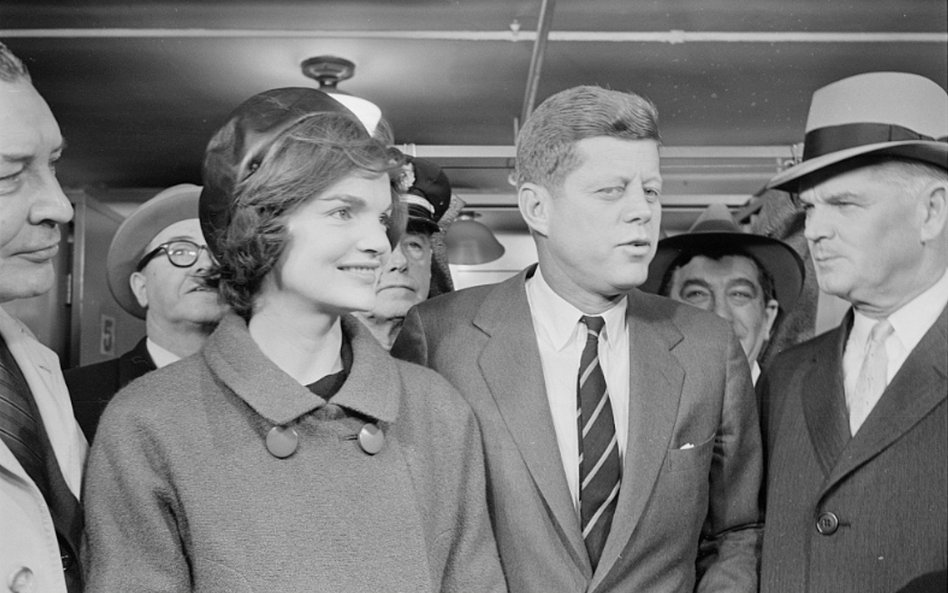 Senator John F. Kennedy z żoną Jacqueline Kennedy głosują w bibliotece publicznej w Bostonie, 1960 r