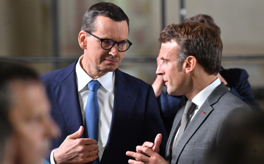 Premier Mateusz Morawiecki (L) oraz prezydent Francji Emmanuel Macron (P) podczas pierwszego spotkan