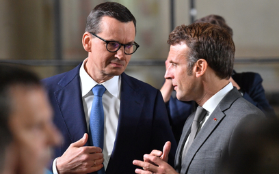 Premier Mateusz Morawiecki (L) oraz prezydent Francji Emmanuel Macron (P) podczas pierwszego spotkan
