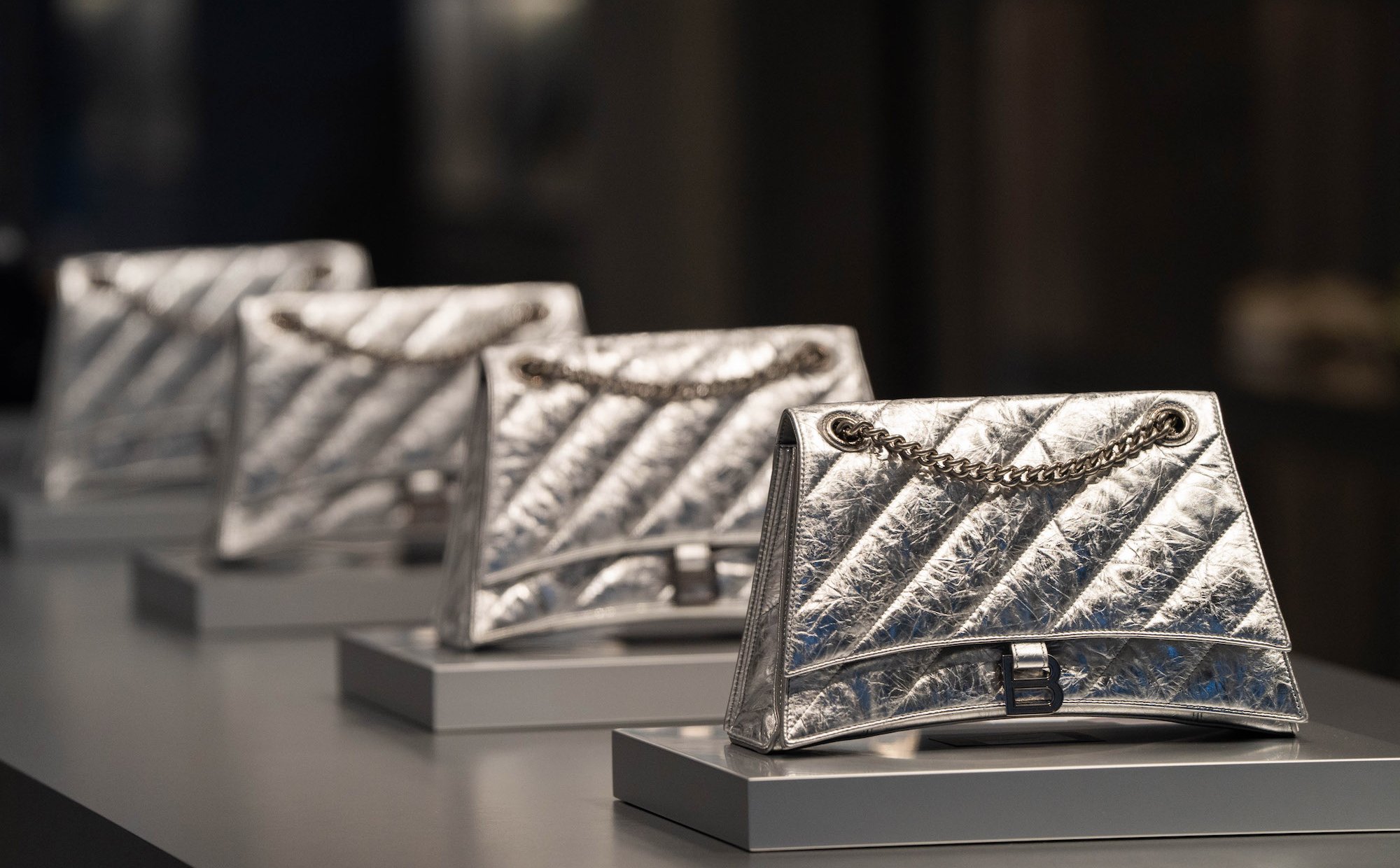 Europejskie miasta padły ofiarą „gangów torebkowych”. Słynne marki bezradne