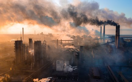 W ostatnich czterech latach emisje CO2 objęte unijnym systemem EU ETS spadły. Najmocniej w 2023 r. W