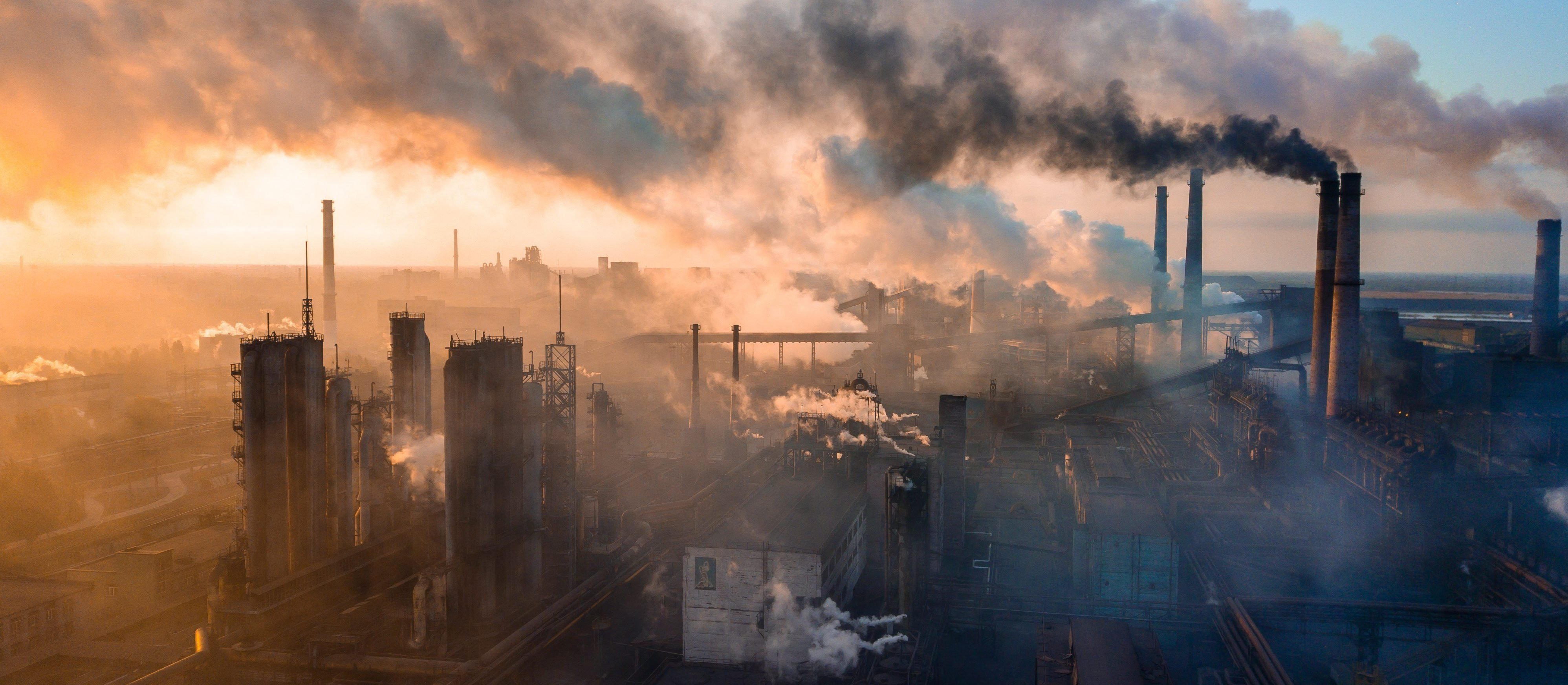 Koszty emisji CO2 przez cały czas mocno obciążają firmy