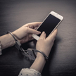Dlaczego żona nie może zaskarżyć braku zgody na rozmowę telefoniczną z aresztowanym mężem?