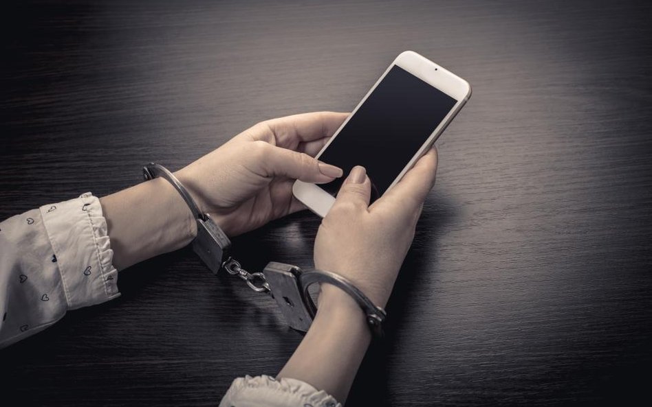 Dlaczego żona nie może zaskarżyć braku zgody na rozmowę telefoniczną z aresztowanym mężem?