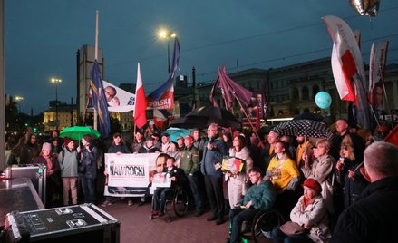 Zwolennicy kandydatów w wyborach prezydenckich oglądający debatę.