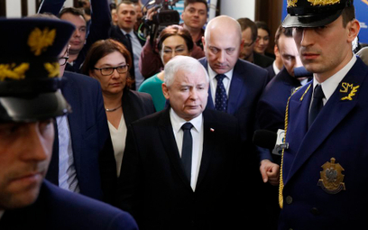 Partia Kaczyńskiego bardzo szybko weszła w buty poprzedników. A właściwie, doszło do zamiany ról. Pi