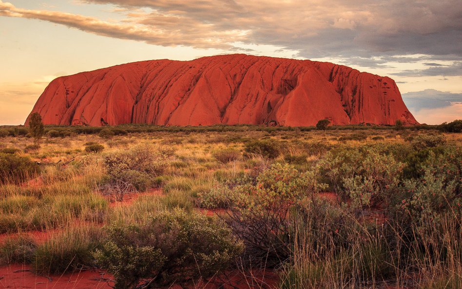 Uluru (Ayers Rock), święte miejsce Aborygenów, pod którym dokonał się istny mord założycielski