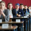 Egzamin z języka polskiego składał się z dwóch części – testu i rozprawki. Na zdjęciu: maturzyści z 