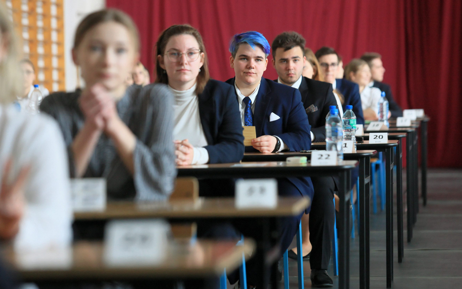 Egzamin z języka polskiego składał się z dwóch części – testu i rozprawki. Na zdjęciu: maturzyści z 