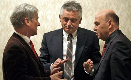 Minister sportu Mirosław Drzewiecki (w środku) nie porzucił myśli o rozprawie z PZPN