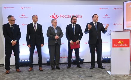 Prezes Poczty Polskiej Sebastian Mikosz (P), wiceprezes zarządu Poczty Polskiej ds. finansów Wiesław