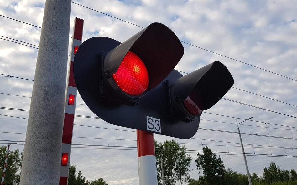 Przejazdy kolejowe lekceważone przez kierowców. "Kary nie pomagają"