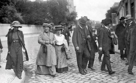 Czy Róża Luksemburg (niższa, w białej bluzce; zdjęcie z 1910 r.) wybrałaby komunizm? Jej niepokorny 