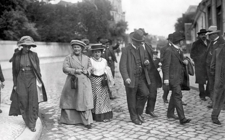 Czy Róża Luksemburg (niższa, w białej bluzce; zdjęcie z 1910 r.) wybrałaby komunizm? Jej niepokorny 