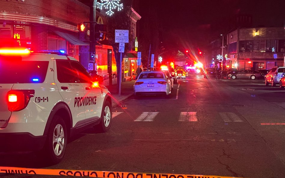 Patrol policji w pobliży miejsca ataku na Uniwersytecie Browna