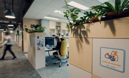 Praca w biurze jest postrzegana jako bardziej produktywna, pozwalająca na budowę więzi z innymi prac