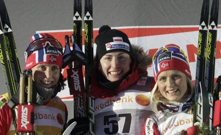 Justyna Kowalczyk między Marit Bjoergen i Therese Johaug. Tak wygląda również klasyfikacja Pucharu Ś