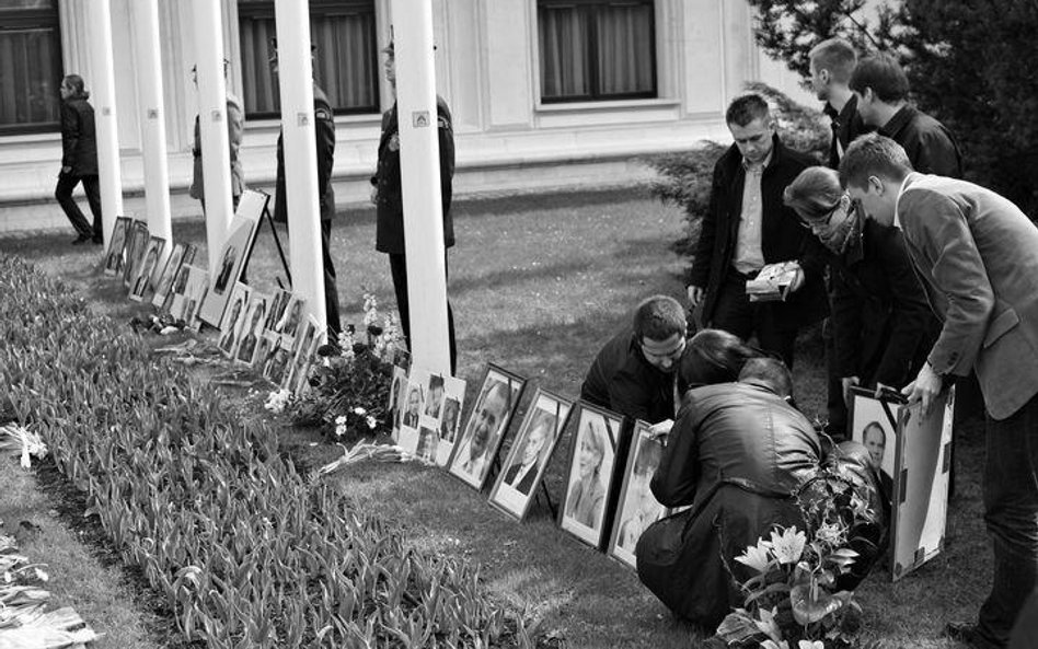Przed budynkiem Sejmu umieszczono portrety parlamentarzystów, którzy zginęli w sobotę