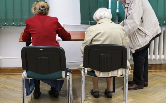 Wybory samorządowe 2024. Głosowanie w jednym z lokali wyborczych w Warszawie