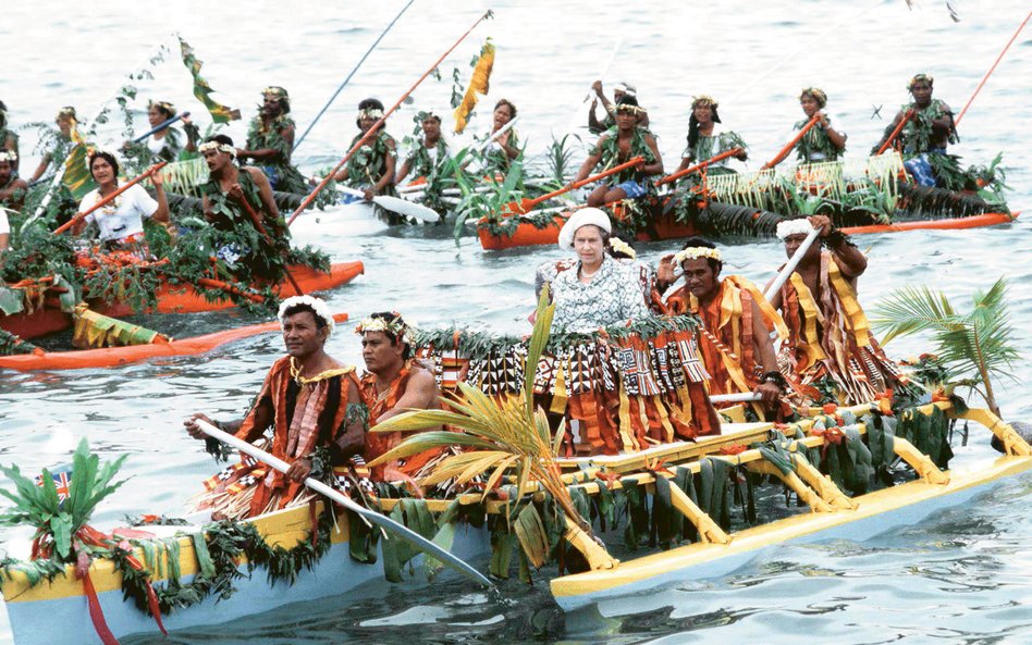 Elżbieta II podczas wizyty w Tuvalu, państwie archipelagu na Oceanie Spokojnym i dawnej kolonii bryt