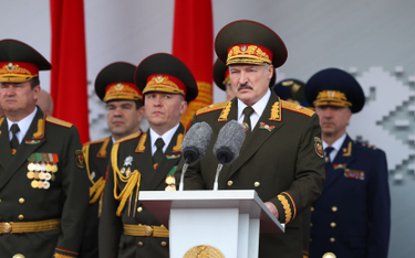 „Łukaszenko sankcjami UE się nie przejmie. Chroni go Putin”