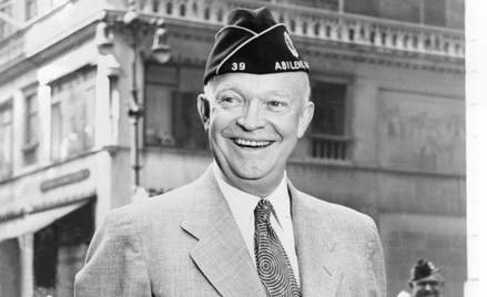 Gen. Dwight D. Eisenhower wśród weteranów z Amerykańskiego Legionu na nowojorskiej Piątej Alei, 2 wr