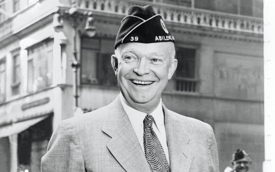 Gen. Dwight D. Eisenhower wśród weteranów z Amerykańskiego Legionu na nowojorskiej Piątej Alei, 2 wr