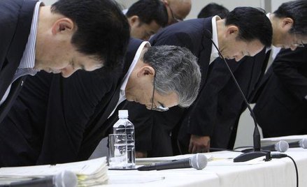 Toshio Nishizawa, prezydent Tepco (drugi z lewe) po ogłoszeniu gigantycznej straty kwartalnej koncer