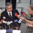 Komorowski rozmawia z dziennikarzami w Sejmie, po wysłuchaniu wystąpienia ministra spraw zagraniczny