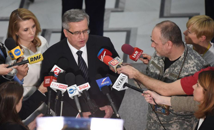 Komorowski rozmawia z dziennikarzami w Sejmie, po wysłuchaniu wystąpienia ministra spraw zagraniczny