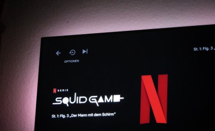 Popularność dresów w stylu „Squid Game” wpisuje się w trend powrotu do mody z początku lat 2000.