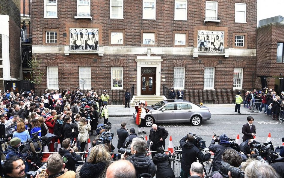 Na informację o płci dziecka Brytyjczycy ciekali niecierpliwie pod szpitalem