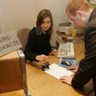 Polacy nadal wolą korzystać z tradycyjnych form załatwiania spraw administracyjnych