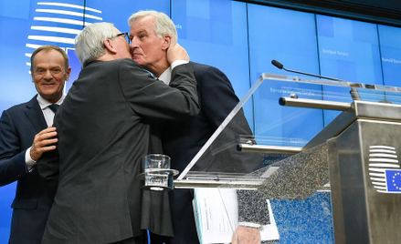 Szef Rady Europejskiej Donald Tusk oraz przewodniczący Komisji Europejskiej Jean-Claude Juncker i ne
