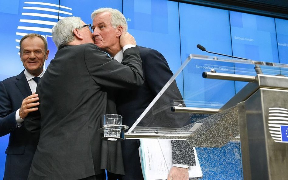 Szef Rady Europejskiej Donald Tusk oraz przewodniczący Komisji Europejskiej Jean-Claude Juncker i ne