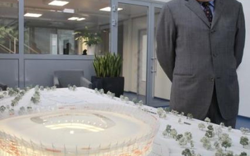 Michał Borowski nad makietą stadionu