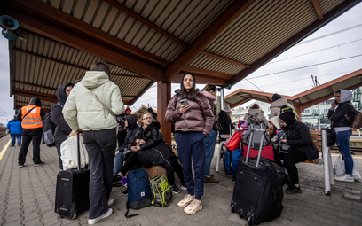 Ukraińscy uchodźcy na dworcu kolejowym w Przemyślu