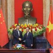 Dwaj przywódcy Chin Xi Jinping i Wietnamu Vo Van Thuong, a w tle popiersie Ho Chi Minha