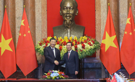 Dwaj przywódcy Chin Xi Jinping i Wietnamu Vo Van Thuong, a w tle popiersie Ho Chi Minha