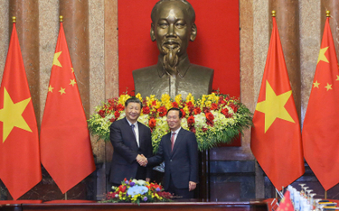 Dwaj przywódcy Chin Xi Jinping i Wietnamu Vo Van Thuong, a w tle popiersie Ho Chi Minha