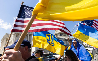 Zwolennicy Ukrainy przed Kapitolem Stanów Zjednoczonych po zatwierdzeniu przez Izbę pakietów pomocy
